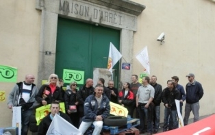 Devant la prison